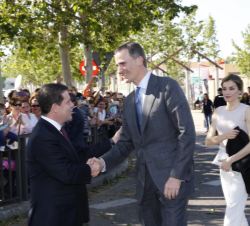 Su Majestad el Rey recibe el saludo del presidente de la Junta de Comunidades de Castilla-La Mancha, Emiliano García-Page, a su llegada a Talavera de 