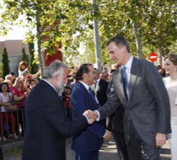 Don Felipe recibe el saludo del alcalde de Talavera de la Reina, Jaime Ramos, a su llegada a esta localidad