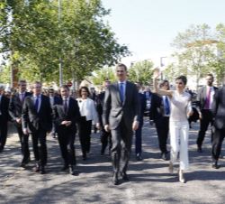 Sus Majestades los Reyes acompañados de las autoridades asistentes a la visita al Observatorio de Especificidad de Castilla-La Mancha