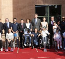 Don Felipe y Doña Letizia acompañados de las autoridades presentes en este acto  y de un grupo de estudiantes con discapacidad