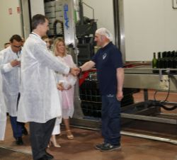 Don Felipe saluda a uno de los trabajadores de la Cooperativa Virgen de las Viñas