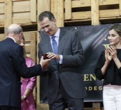 Don Felipe recibe la insignia de la Cooperativa Virgen de las Viñas