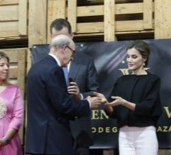 Doña Letizia recibe la insignia de la Cooperativa Virgen de las Viñas