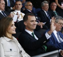Don Felipe saluda al público presente en el Estadio Vicente Calderón