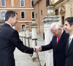 A su llegada Su majestad el Rey recibe el saludo del ministro de Asuntos Exteriores y de Cooperación en funciones, José Manuel García-Margallo