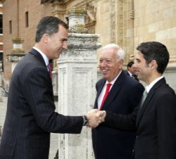 Don Felipe recibe el saludo del alcalde de Alcalá de Henares, Javier Rodríguez
