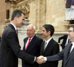 Su Majestad el Rey recibe el saludo del rector magnífico de la Universidad de Alcalá, Fernando Galván