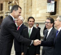 Don Felipe recibe el saludo del director general de Política e Industrias Culturales y del Libro, José Pascual Marco