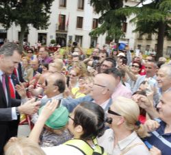 Don Felipe es saludado por las personas que esperaban  en el exterior del Paraninfo de la Universidad de Alcalá a la finalización del acto
