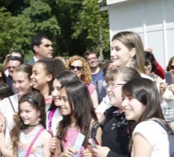Su Majestad la Reina junto a un grupo de niños en la Feria del Libro de Madrid
