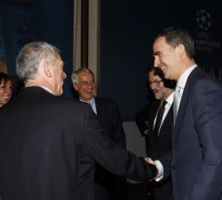 Su Majestad el Rey recibe el saludo del vicepresidente primero de la UEFA y presidente de la Real Federación Española de Fútbol, Ángel María Villar