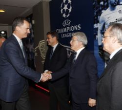 Don Felipe recibe el saludo del presidente del Club Atlético de Madrid S.A.D, Enrique Cerezo