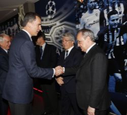 Don Felipe recibe el saludo del presidente del Real Madrid C.F, Florentino Pérez