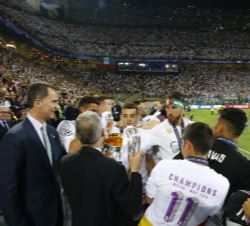 Don Felipe junto al vicepresidente primero de la UEFA y presidente de la Real Federación Española de Fútbol, Ángel María Villar, durante la entrega de