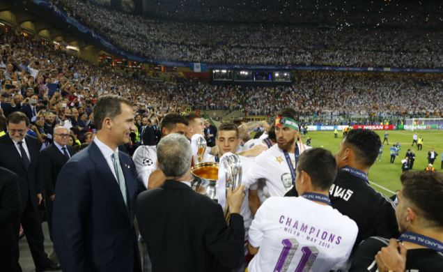 Don Felipe junto al vicepresidente primero de la UEFA y presidente de la Real Federación Española de Fútbol, Ángel María Villar, durante la entrega de