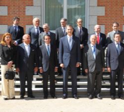 Su Majestad el Rey acompañado por los miembros del Consejo Académico y Social del Instituto Atlántico de Gobierno (IADG)