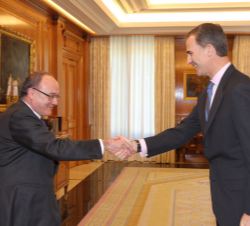 Su Majestad el Rey recibe el saludo del presidente de la Fundación pro Real Academia Española y gobernador del Banco de España, Luis María Linde