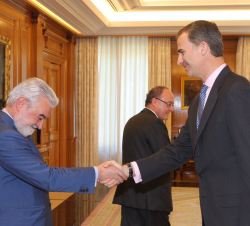 Don Felipe recibe el saludo del vicepresidente de la Fundación pro Real Academia Española y director de la Real Academia Española, Darío Villanueva