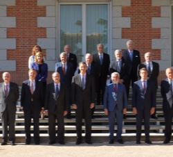 Su Majestad el Rey con los asistentes a la reunión del Patronato de la Fundación pro Real Academia Española