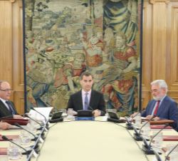 Don Felipe, junto al presidente, el vicepresidente y el secretario de la Fundación, el presidente de la Xunta de Galicia y el académico José Terceiro