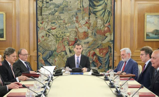 Don Felipe, junto al presidente, el vicepresidente y el secretario de la Fundación, el presidente de la Xunta de Galicia y el académico José Terceiro