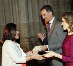 Su Majestad el Rey entrega el Premio Nacional a la Mejor Labor Editorial Cultural 2014 a Asunción Muñiz Piniella de Ediciones Trea