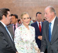 Don Juan Carlos conversa con la presidenta de la Comunidad de Madrid, Cristina Cifuentes y con uno de los miembros del Centro de Asuntos Taurinos de l