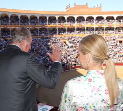 Su Majestad el Rey Don Juan Carlos saluda desde el palco