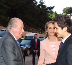 Su Majestad el Rey Don Juan Carlos a su llegada a la Plaza de Toros de Las Ventas es recibido por Su Alteza Real la Infanta Doña Elena y su hijo