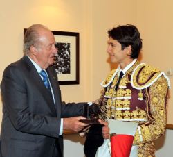 Don Juan Carlos recibe el saludo del diestro Sebastián Castella