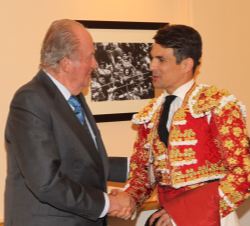 Don Juan Carlos recibe el saludo del torero José María Manzanares