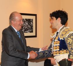 Su Majestad el Rey Don Juan Carlos recibe el saludo del torero Alberto López Simón