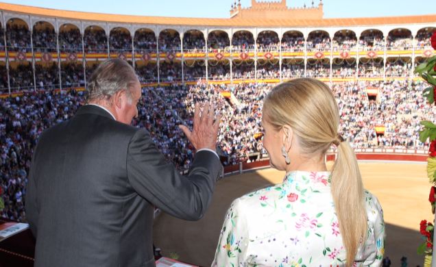 Su Majestad el Rey Don Juan Carlos saluda desde el palco