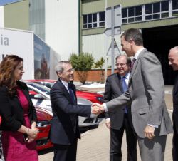 A su llegada a la Factoria de Renault en Palencia, Su Majestad el Rey, recibe el saludo de Yves Saint-Geours, embajador de la República Francesa en Es