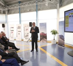 Don Felipe durante las explicaciones que ofrece el director de fabricaciones del gruo Renault, José Vicente de los Mozos