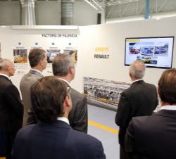 Su Majestad el Rey durante la presentación de la Factoría Renault Palencia por parte del director general de Renault España, José Antonio López Ramón 