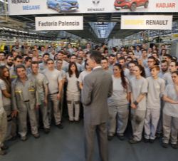 Su Majestad el Rey en una fotografía de grupo con los trabajadores de la Factoría Renault