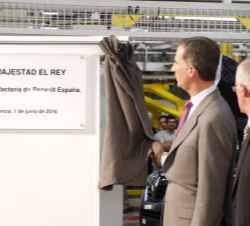 Su Majestad el Rey tras descubrir una placa conmemorativa de su visita a la Factoría Renault de Palencia