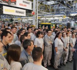 Su Majestad el Rey durante su visita conversa con los trabajadores de la Factoría Renault de Palencia