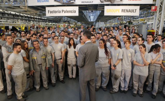 Su Majestad el Rey en una fotografía de grupo con los trabajadores de la Factoría Renault