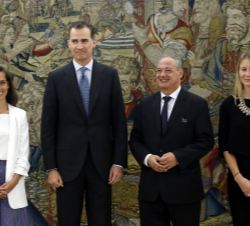 Fotografía de grupo de Su Majestad el Rey con el Sr. José María del Corral y las Sras. Susana Medel y Belén Aldazábal