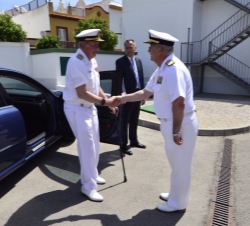 Don Juan Carlos es recibido a su llegada por el almirante jefe de Estado Mayor de la Armada, almirante general Jaime Muñoz-Delgado y Díaz del Río