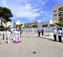 Su Majestad el Rey Don Juan Carlos y las autoridades que le recibieron, durante los honores a su llegada a cargo de un Piquete de Guardia Militar