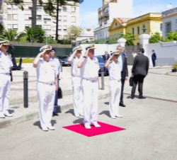 Su Majestad el Rey Don Juan Carlos y las autoridades que le recibieron, durante los honores a su llegada