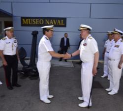 Don Juan Carlos recibe el saludo del almirante de la Flota, Francisco Javier Franco Suanzes
