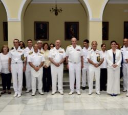 Su Majestad el Rey Don Juan Carlos, con el personal del Museo Naval de San Fernando