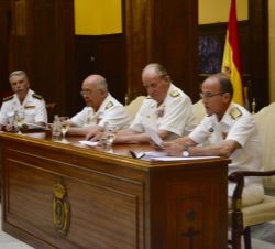 Don Juan Carlos, en la mesa presidencial durante la reunión del Real Patronato del Museo Naval, junto al almirante jefe de Estado Mayor de la Armada y
