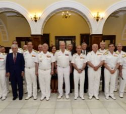 Su Majestad el Rey Don Juan Carlos, con los asistentes a la Junta del Real Patronato del Museo Naval