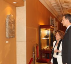 Su Majestad el Rey recorre una muestra de piezas destacadas de los fondos de Cartografía y Biblioteca junto a la directora de la Real Academia de la H