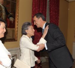 Don Felipe recibe el saludo de Ana María Calvo-Sotelo y Bustelo